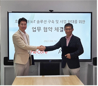 홍은표(왼쪽) 인더코어비즈니스플랫폼 대표와 김현철 아카라코리아 대표가 '호텔 분야 IoT 솔루션 구축 및 사업 확대'를 위한 MOU를 맺고 있다.   [인더코어비즈니스플랫폼 제공]